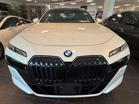 Used 2025 BMW 760i xDrive AWD/4WD image 8