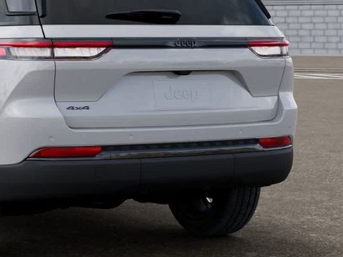 Used 2025 Jeep Grand Cherokee Limited AWD/4WD image 13