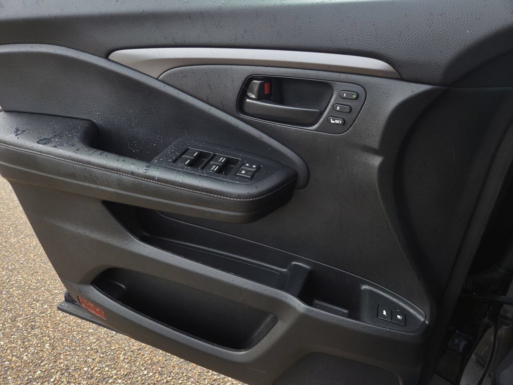 Certified 2025 Honda Passport EX-L image 17