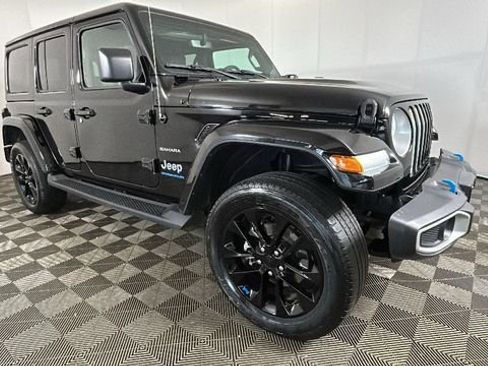 Used 2023 Jeep Wrangler Unlimited Sahara w/ Cold Weather Group AWD/4WD image 2