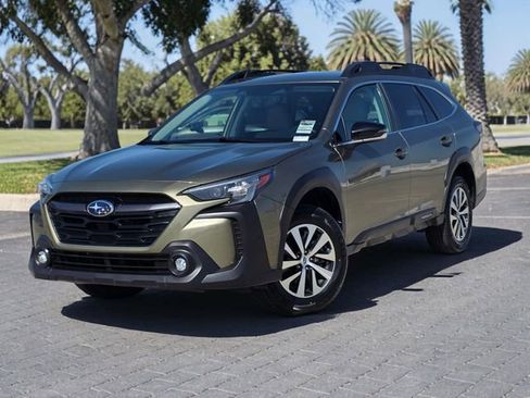 Used 2025 Subaru Outback Premium AWD/4WD image 2