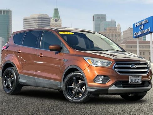 Used 2017 Ford Escape SE image 2