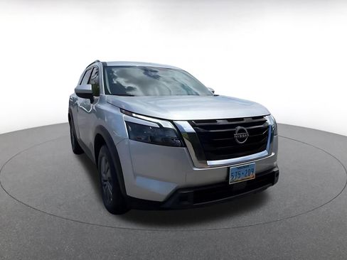 Used 2025 Nissan Pathfinder SV FWD image 3