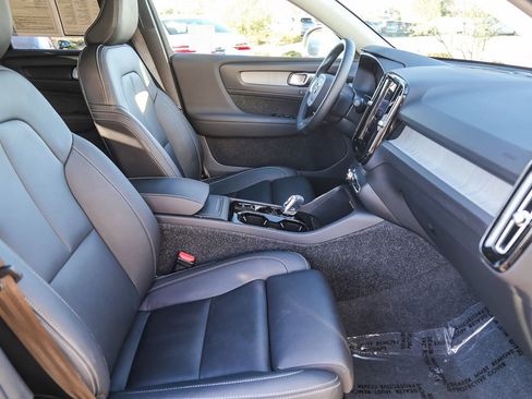 Used 2025 Volvo XC40 B5 Plus image 17