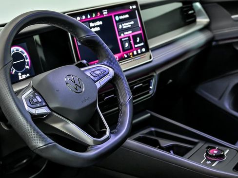 Used 2025 Volkswagen Tiguan SE R-Line AWD/4WD image 16