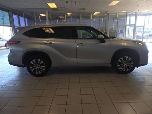 Used 2022 Toyota Highlander XLE image 9