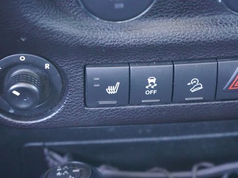 Used 2018 Jeep Wrangler Unlimited Sahara AWD/4WD image 31