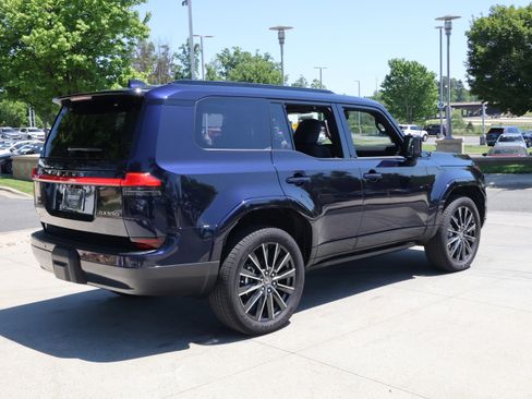 Used 2025 Lexus GX 550 w/ Accessory Package (2T) image 9