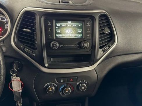 Used 2017 Jeep Cherokee Sport AWD/4WD image 30