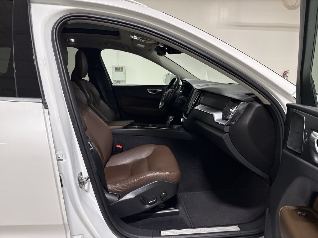 Used 2020 Volvo XC60 T6 Momentum AWD/4WD image 23