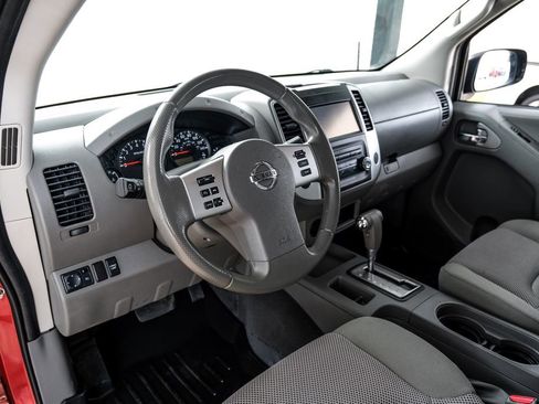 Used 2019 Nissan Frontier SV RWD image 2