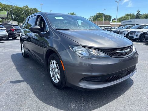 Used 2023 Chrysler Voyager LX FWD image 4