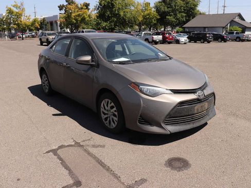 Used 2018 Toyota Corolla LE FWD image 3