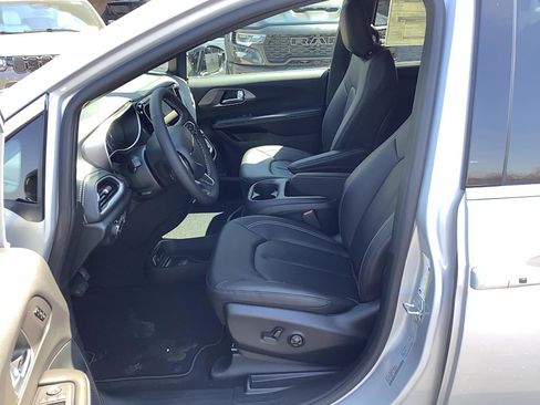 New 2026 Chrysler Pacifica Select image 10