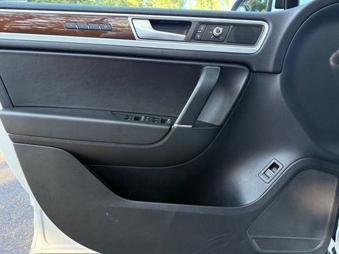 Used 2015 Volkswagen Touareg Sport AWD/4WD image 24