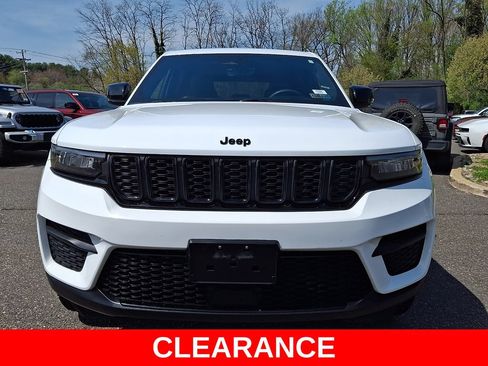 Used 2025 Jeep Grand Cherokee Altitude AWD/4WD image 2