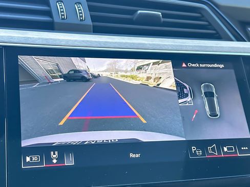 Used 2024 Audi Q8 e-tron Prestige image 19