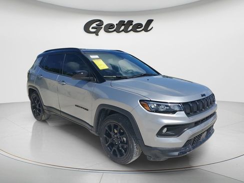 Used 2022 Jeep Compass Latitude FWD image 3