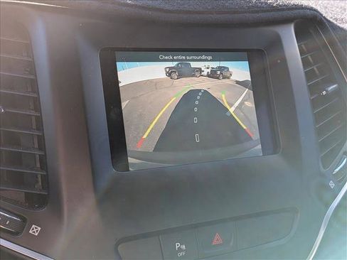 Used 2019 Jeep Cherokee Latitude Plus image 12