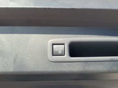 Used 2026 Toyota Sienna XLE FWD image 19