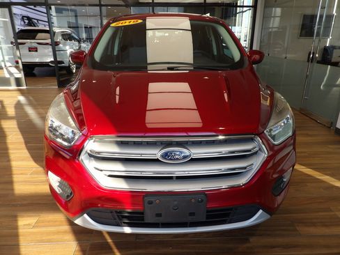 Used 2019 Ford Escape SE image 2