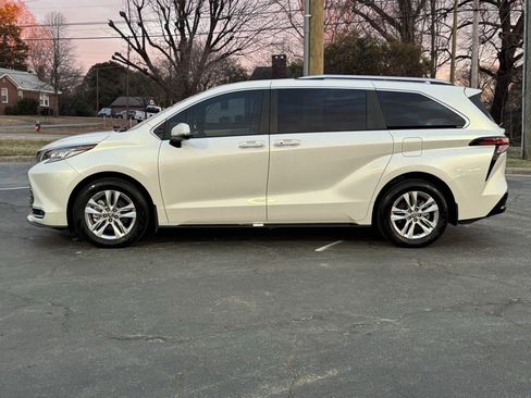 Used 2024 Toyota Sienna Limited image 3