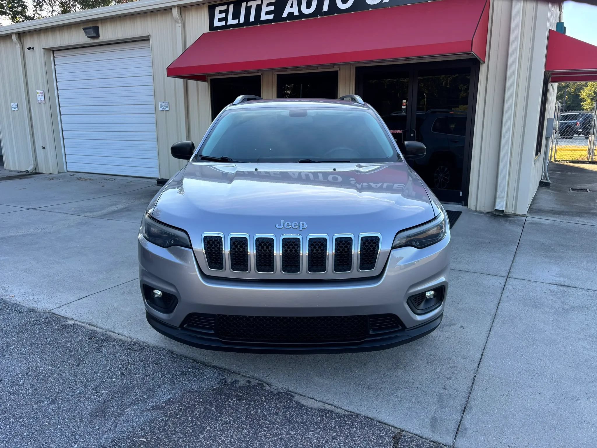 Used 2019 Jeep Cherokee Latitude w/ Popular Appearance Group FWD image 4