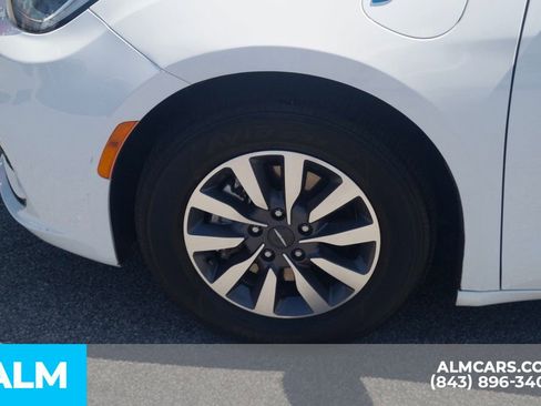 Used 2023 Chrysler Pacifica Touring-L image 14