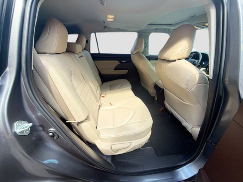 Used 2021 Toyota Highlander XLE FWD image 31