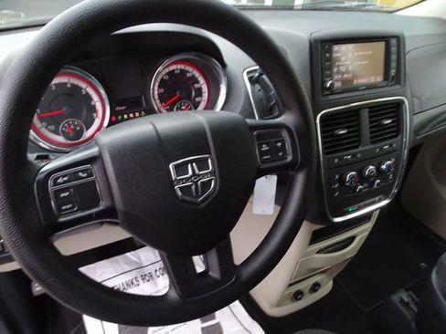 Used 2019 Dodge Grand Caravan SE w/ UConnect Hands-Free Group image 27