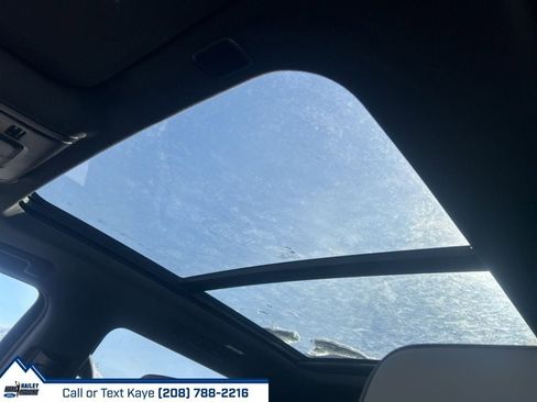 Used 2022 GMC Yukon XL SLT w/ SLT Premium Package image 23