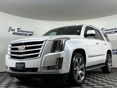 Used 2019 Cadillac Escalade Luxury image 3