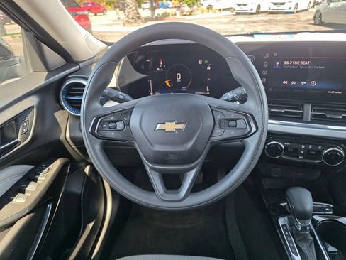 Used 2025 Chevrolet Trax LT FWD image 21