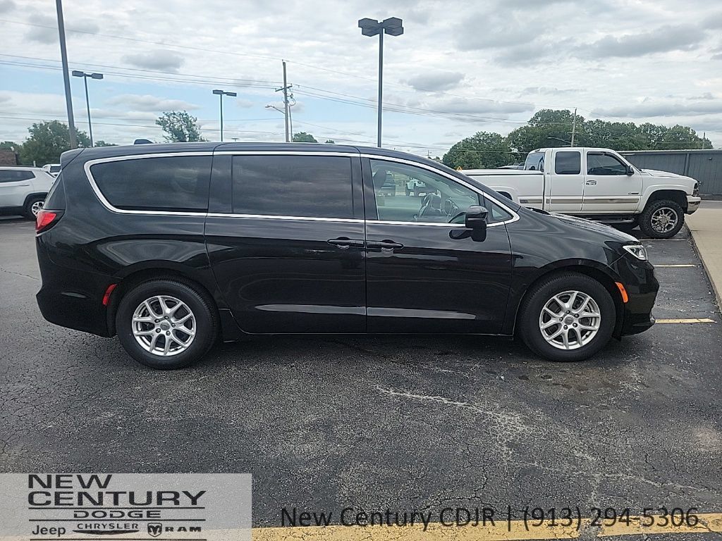 Used 2023 Chrysler Pacifica Touring-L FWD image 6