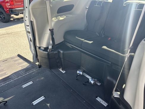 Used 2022 Chrysler Voyager LX image 19