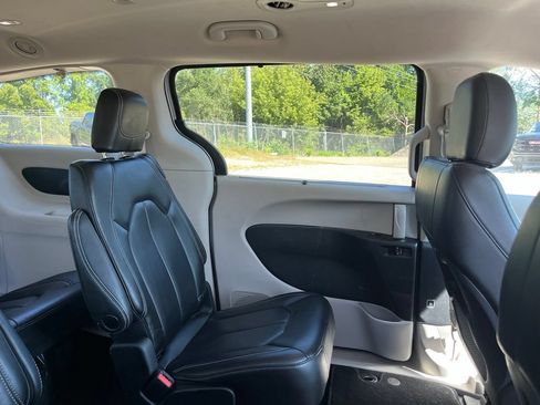 Used 2023 Chrysler Pacifica Touring-L FWD image 43