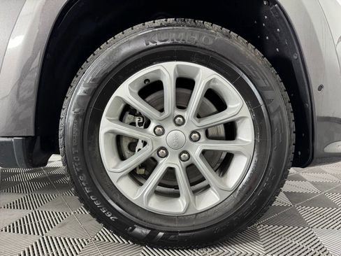 Used 2021 Jeep Grand Cherokee Laredo image 46