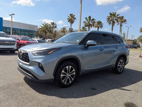 Used 2023 Toyota Highlander XLE image 7
