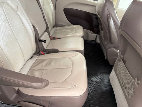 Used 2018 Chrysler Pacifica Touring-L FWD image 21