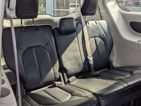 Used 2023 Chrysler Pacifica Touring-L image 27