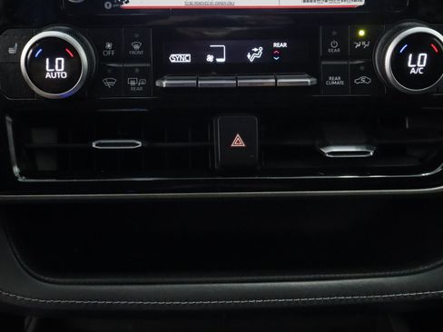 Used 2022 Toyota Highlander XLE FWD image 20