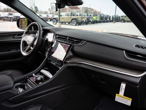 New 2025 Jeep Grand Cherokee L Limited AWD/4WD image 23