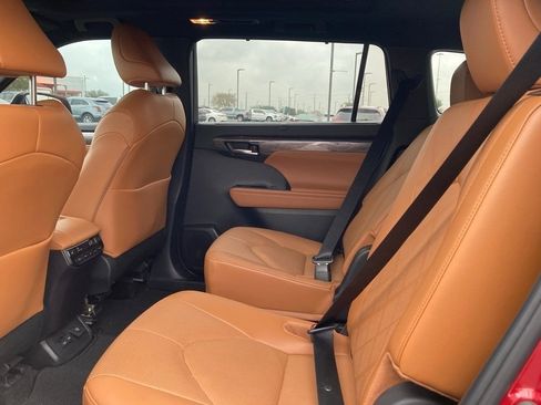 Used 2024 Toyota Highlander Platinum image 11