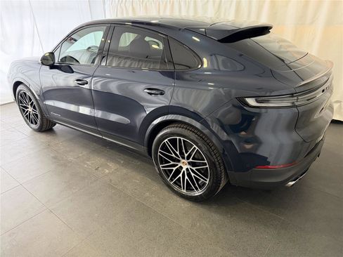 Certified 2025 Porsche Cayenne Coupe image 3