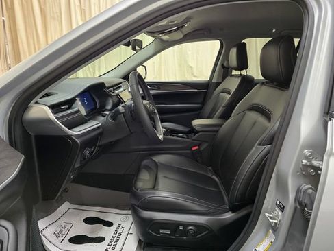 Used 2023 Jeep Grand Cherokee Limited AWD/4WD image 15