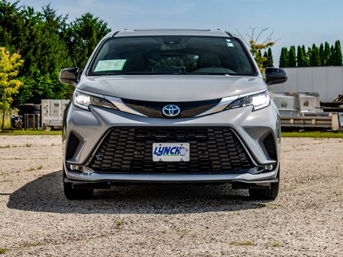 Used 2024 Toyota Sienna XSE w/ XSE Plus Package AWD/4WD image 5