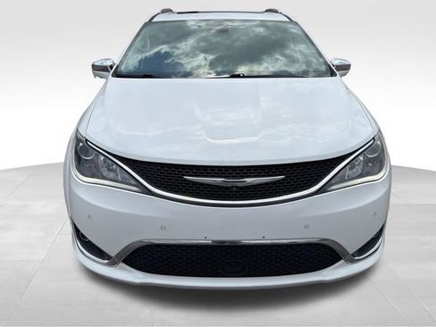 Used 2017 Chrysler Pacifica Limited w/ UConnect Theater Package FWD image 2
