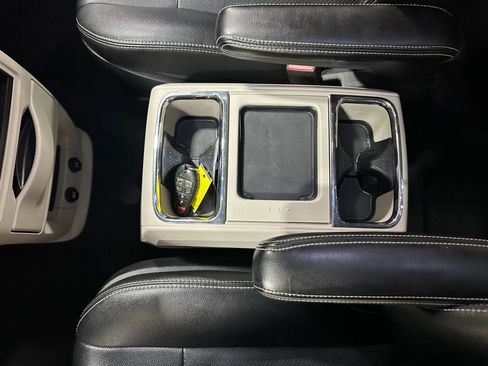 Used 2016 Chrysler Town & Country Touring-L w/ Driver Convenience Group image 44