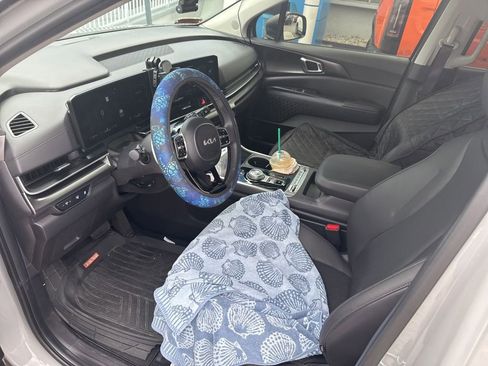 Used 2025 Kia Carnival SX w/ SX Dark Edition Package FWD image 14