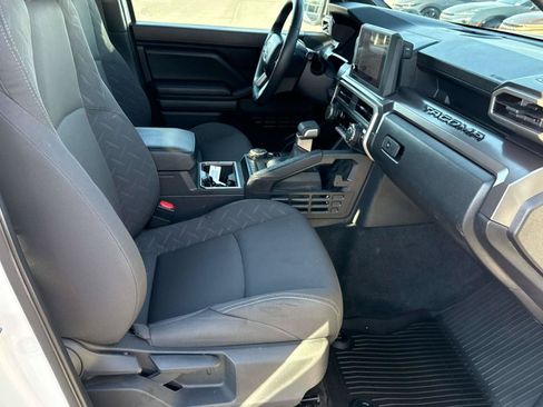 Used 2025 Toyota Tacoma SR5 AWD/4WD image 21